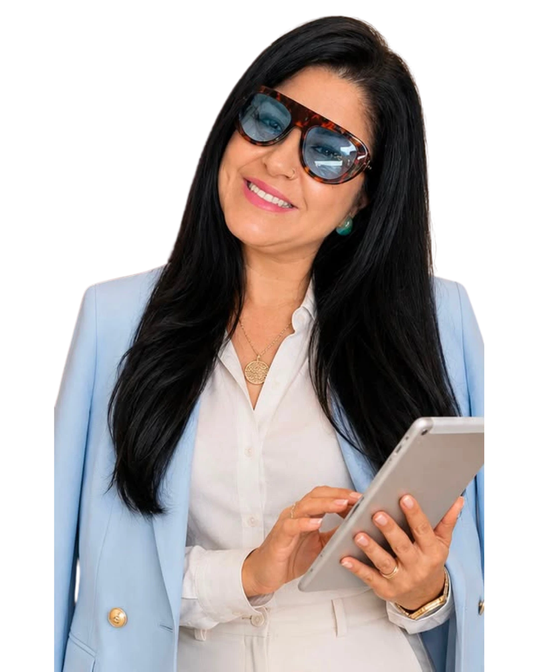 Dra. Sandra Domingues sorrindo de jaleco branco em seu consultório profissional